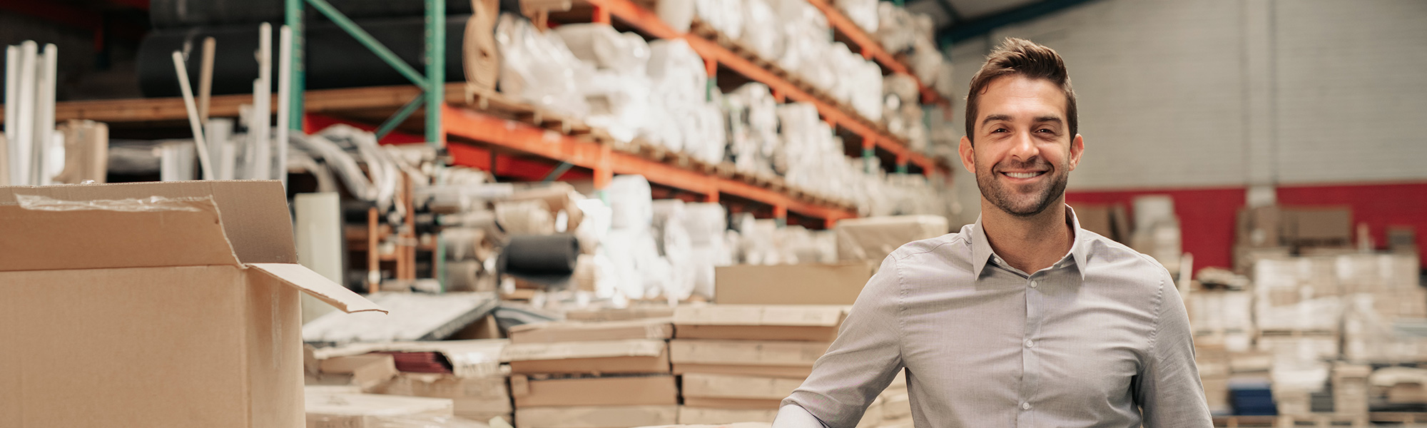 La foto mostra un imprenditore nel suo magazzino alle prese con tutto l'invenduto