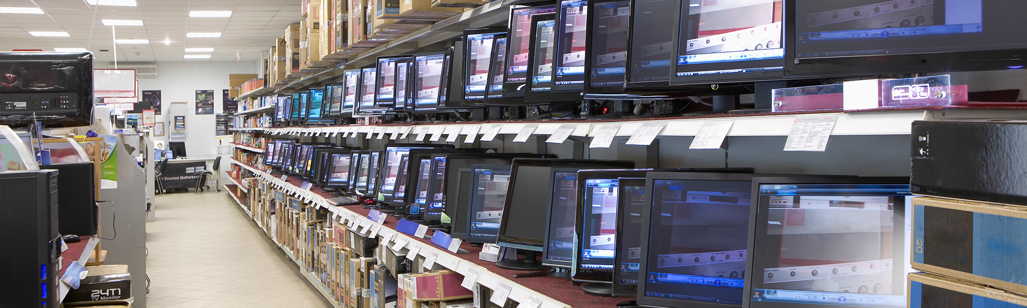 La foto mostra uno stock di dispositivi elettronici invenduti